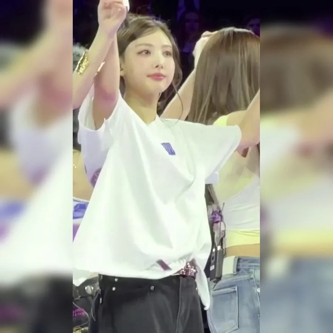 흰 티셔츠 틈새로 검정 브라가 과감하게 노출된 나연 레전드 인사 직캠