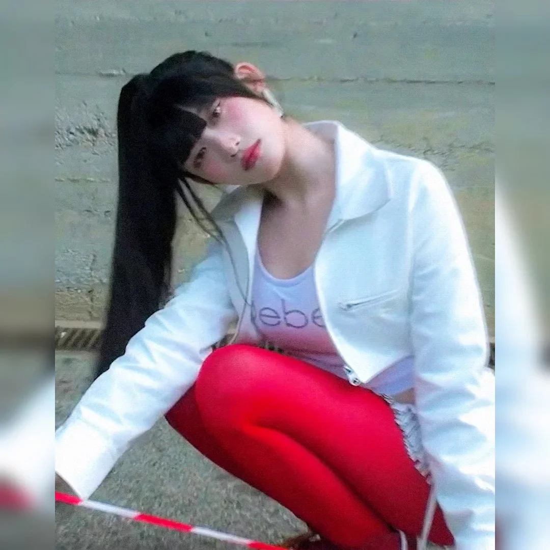 아이브 이서, 쪼그려앉은 포니테일…자켓 속 흰티와 대비되는 빨간스타킹 허벅지 라인