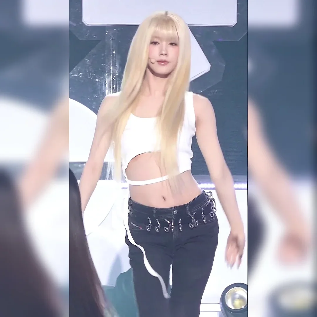 (여자)아이들 미연, 가슴 밑까지 아찔하게 파인 흰 나시와 선명한 복근 배꼽 노출 레전드 직캠