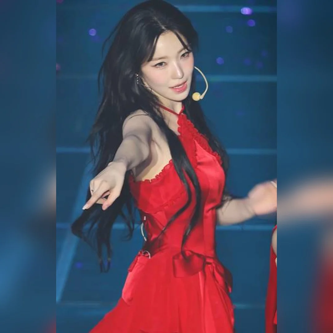 fromis_9 Baek Jiheon’s Legendary Red Halter Neck Fancam Goes Viral