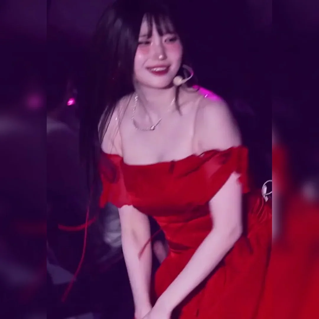 프로미스나인 송하영, 팔로 모아 강조한 아찔한 가슴골 섹시 매력