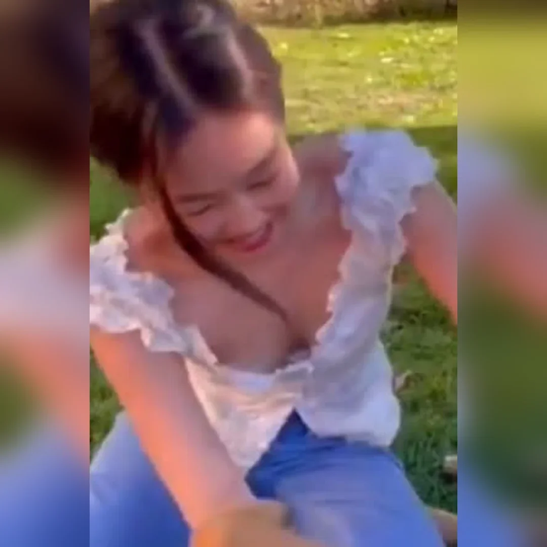 BLACKPINK Jennie逗弄爱犬时意外走光，领口风光尽收眼底