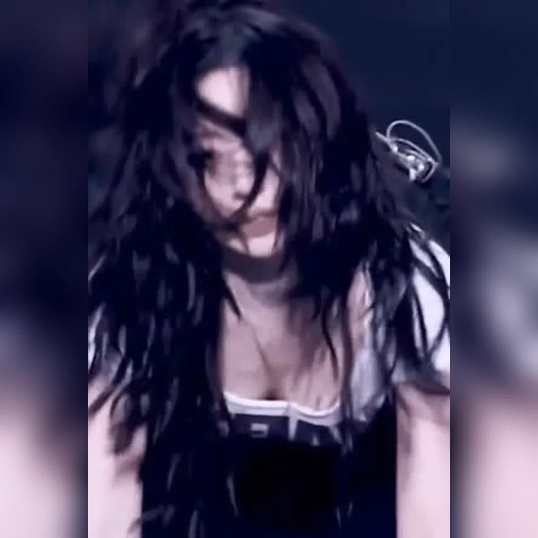 NMIXX吴海嫄舞台鞠躬瞬间，领口风光乍泄，南半球若隐若现