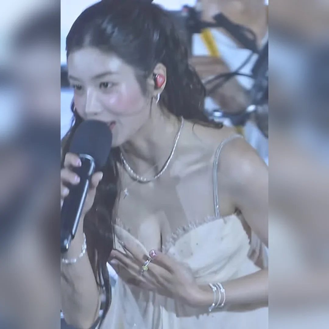 권은비 끈나시 가슴골, 조신하게 숙이는 인사와 반전되는 볼륨감