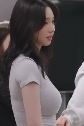 重みのあるグレーのクロップドTシャツ aespa カリナ 動画GIF