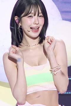 파인 크롭 민소매 프로미스나인 백지헌 움짤