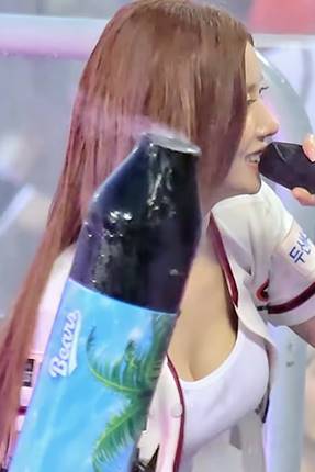 Youngeunbi GIFs Turning the Baseball Stadium into Waterbomb Festival