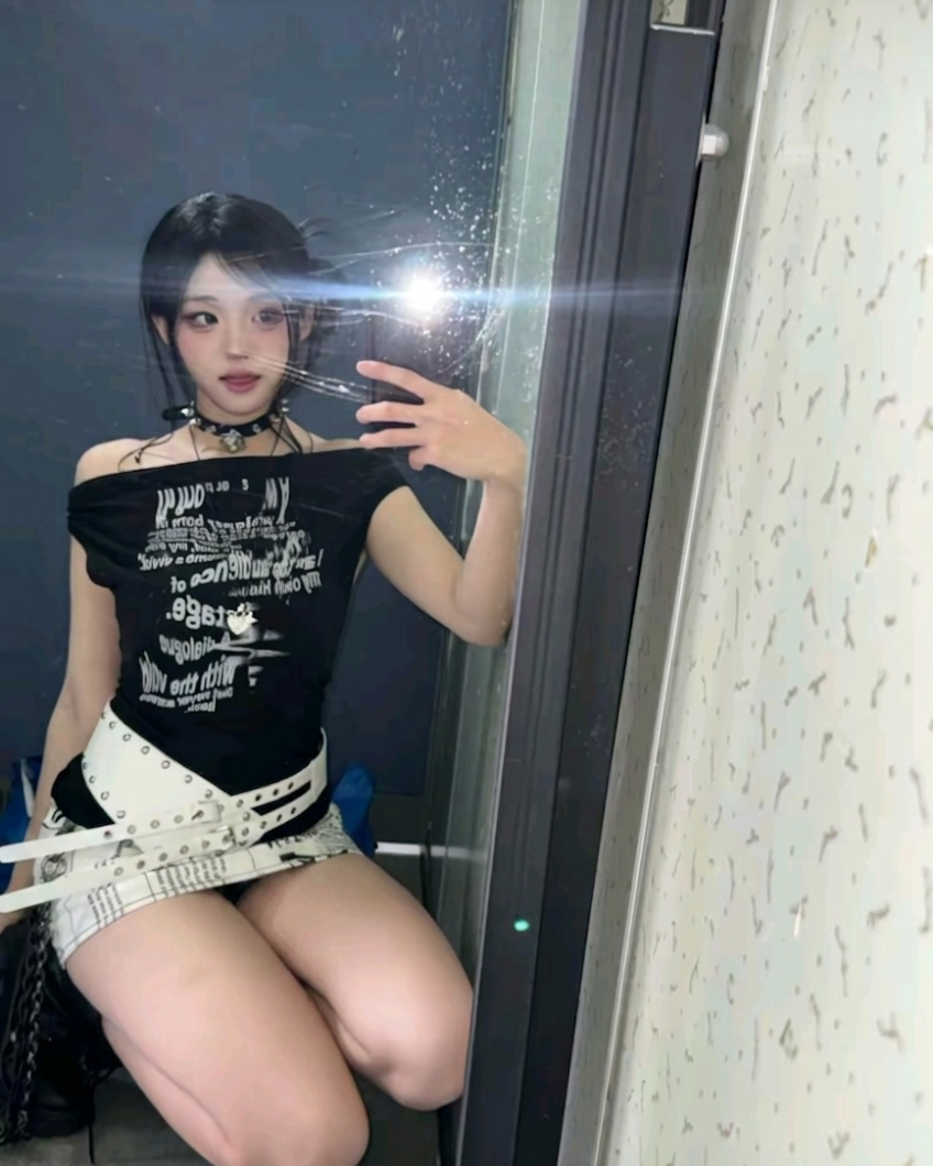 QWER 펜타포트 히나 거울셀카... 말려올라간 초미니 야벅지