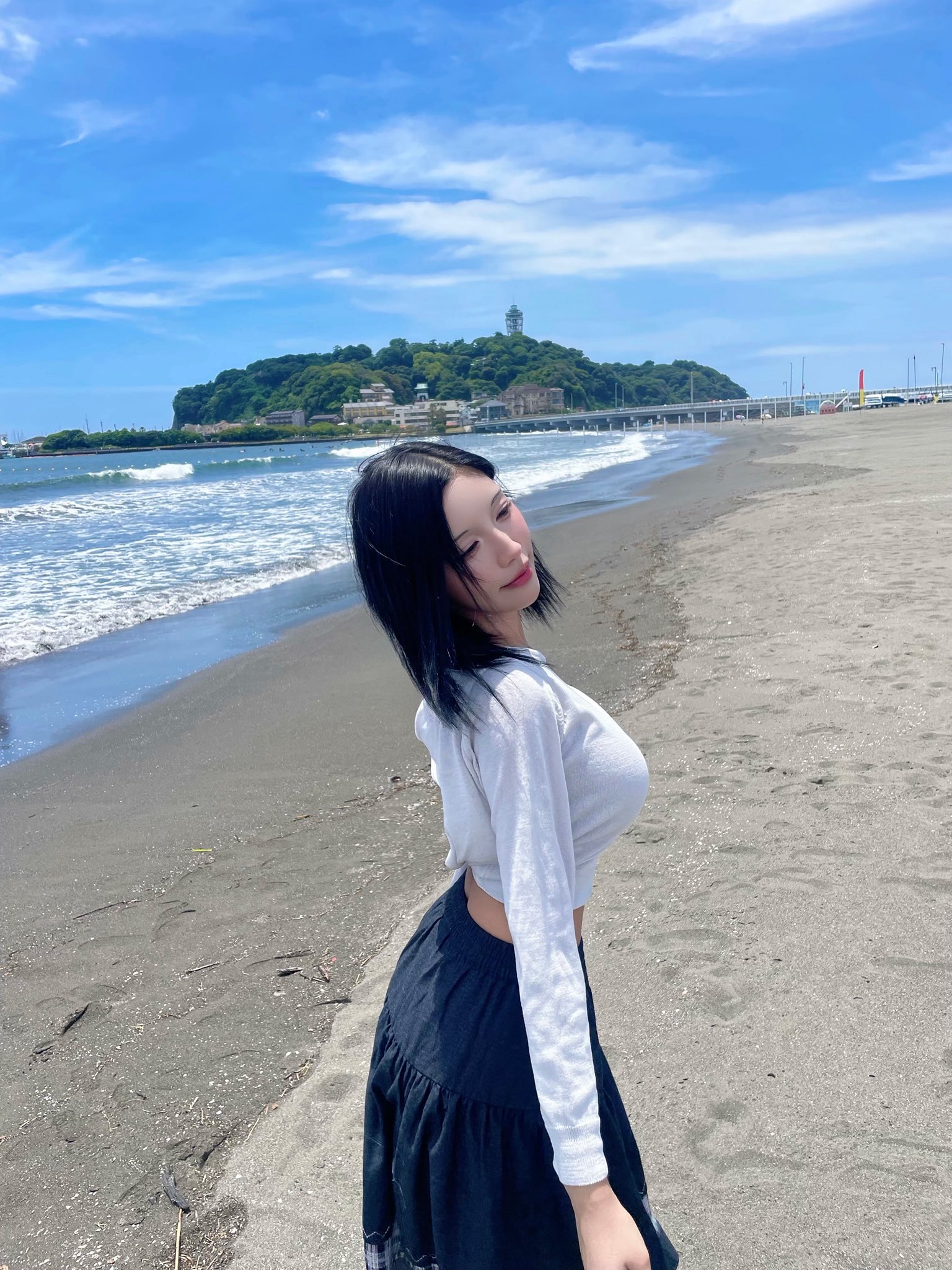 바닷가에서 여친짤 생산한 라잇썸 한초원 흰 크롭티 공격적인 옆슴