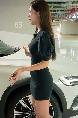 线条明显的连衣裙版型　主持人 赵敏智 GIF
