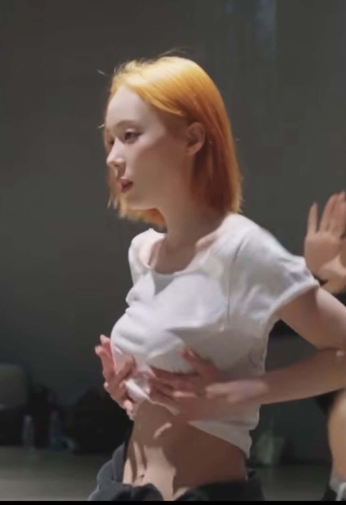 안무연습하는 윈터 브라컵 밑으로 말아넣은 흰 크롭티 복부 야꼽