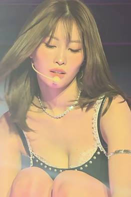 TWICE Momo 吹着电风扇风的GIF