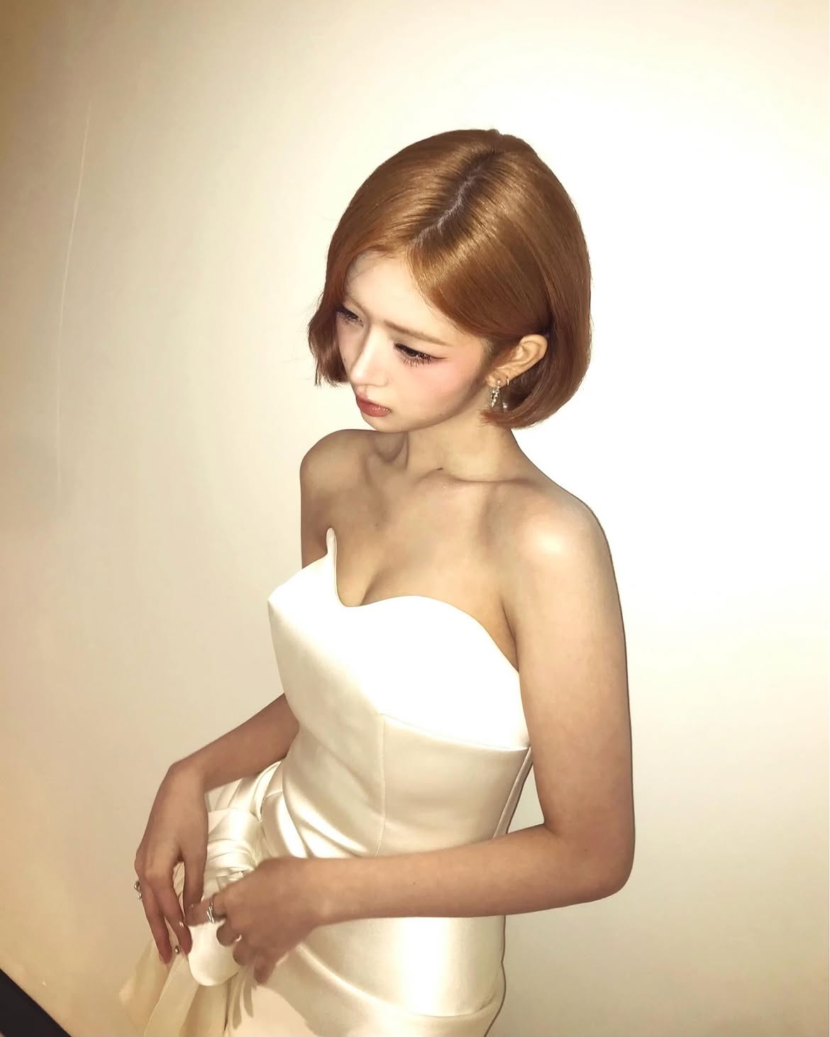 RAY Instagram 白色连衣裙 微妙上胸深V + 黑色穿搭 黑色丝袜 大腿