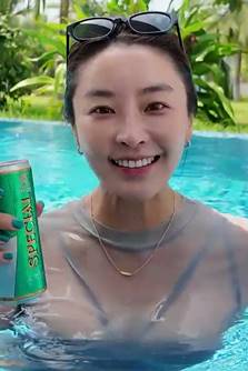풀장에서 맥주 때리는 정유미 움짤