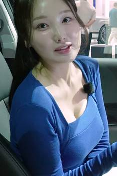 Kim Saeyeon Announcer GIF That Makes You Forget About New Cars