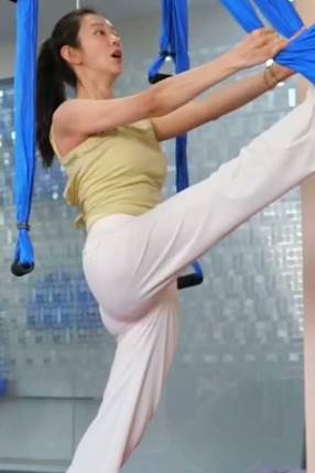 Lee Joo-bin Learning Yoga GIF
