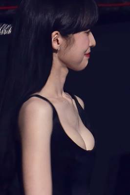 Arin GIF from Seoul Music Awards as an Award Presenter