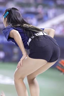ロングストレートヘア×ホットパンツの後ろ姿のイ・スジンチアリーダーGIF
