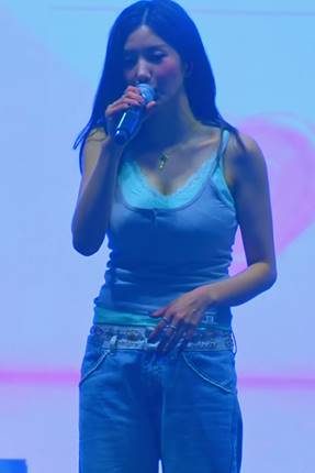 Eunbi Kwon Lace GIF Inside Sleeveless Top
