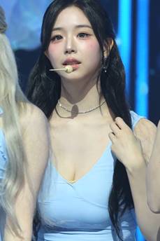 TripleS Kim Chae-yeon GIFs That Show Itself Even Without Being Exposed