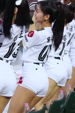 Narrow-Side View of Cheering Idol Mok Nakyung GIF