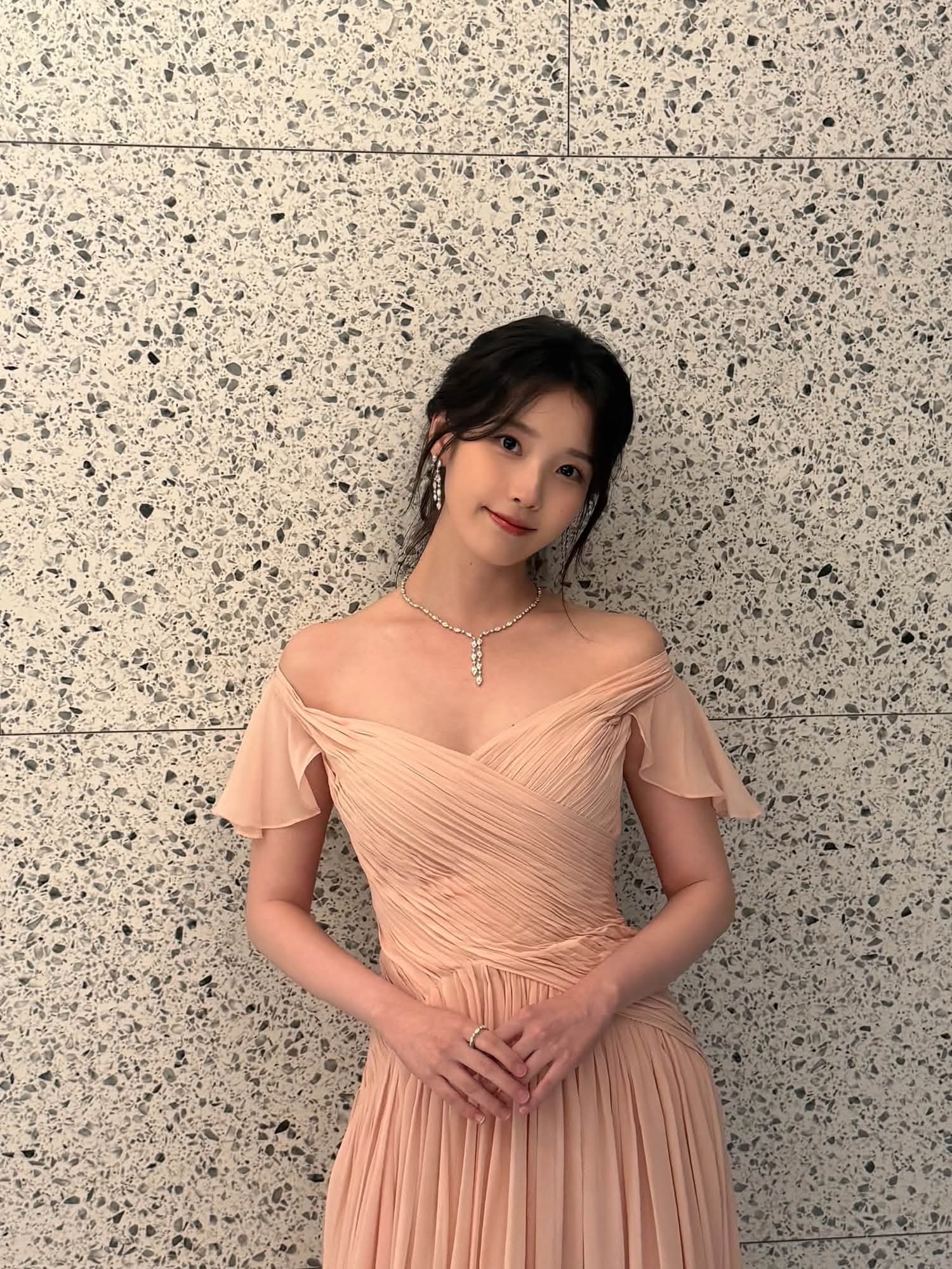 청룡어워즈 퇴근길 아이유...차에 타면서 핑크드레스 가슴골 방심 #2