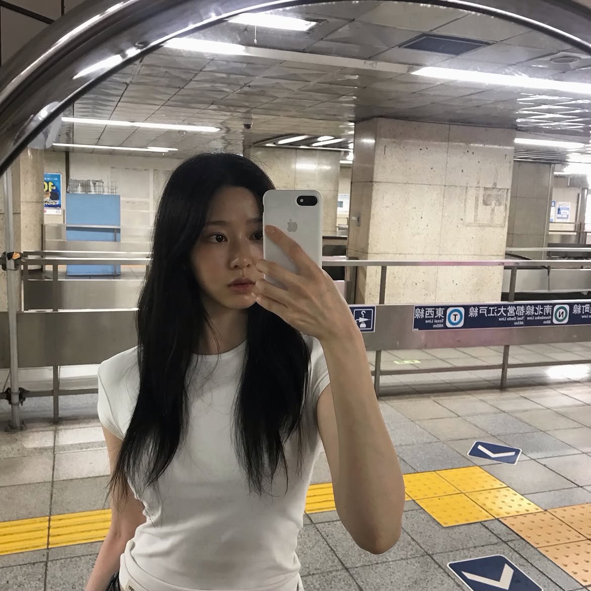 日本旅行：キム・ミンジュのブラトップが映える、ふっくら白T＋チョンミニの脚線美 #2