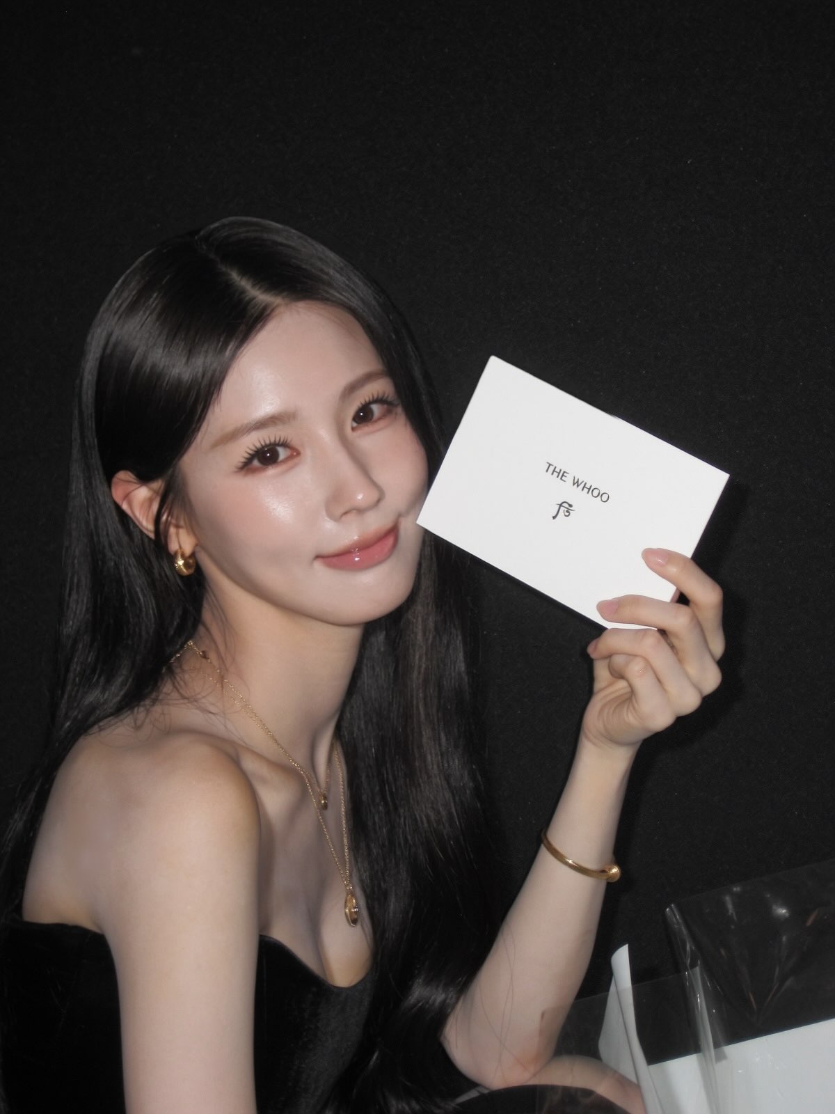 (G)I-DLE Miyeon Black Off-Shoulder Dress Mingle Chest Cleavage - THE WHOO
