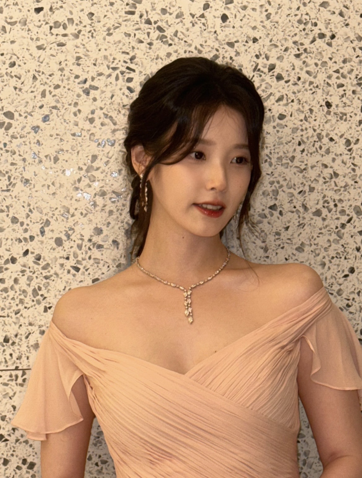 청룡어워즈 퇴근길 아이유...차에 타면서 핑크드레스 가슴골 방심