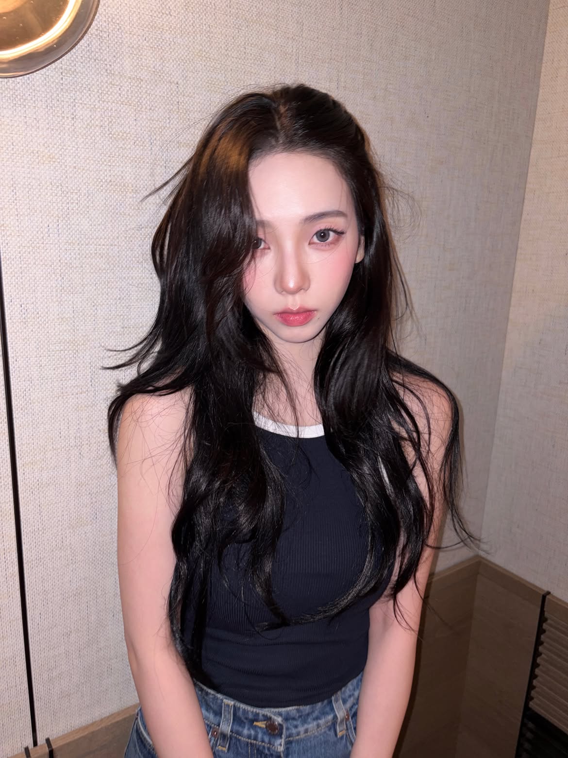 昨天的Karina机场穿搭：黑色胸带可见的厚实深海军蓝无袖