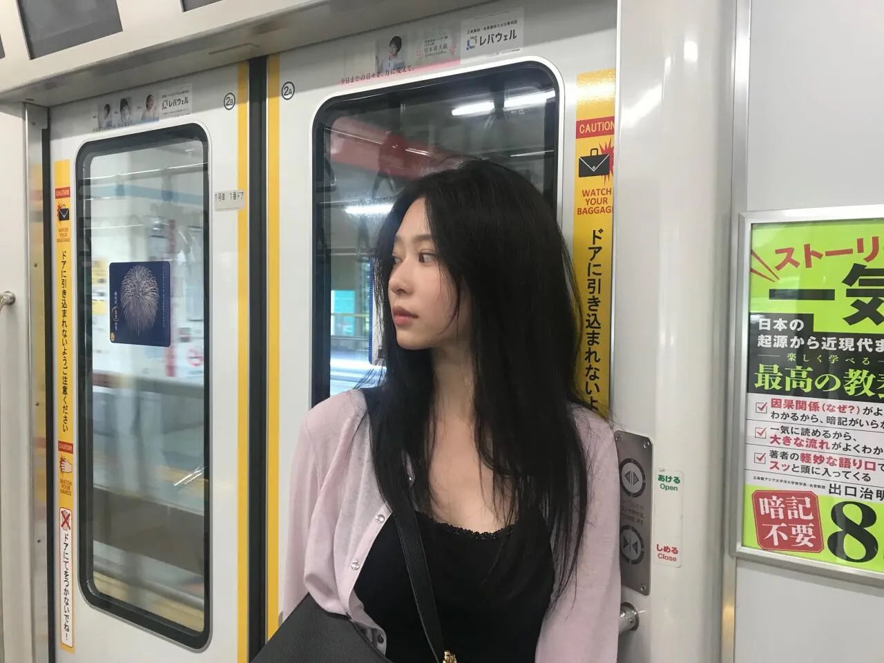 日本旅行：キム・ミンジュ、ブラで“谷間”ちらり＋チョン・ミンのなめらか美脚