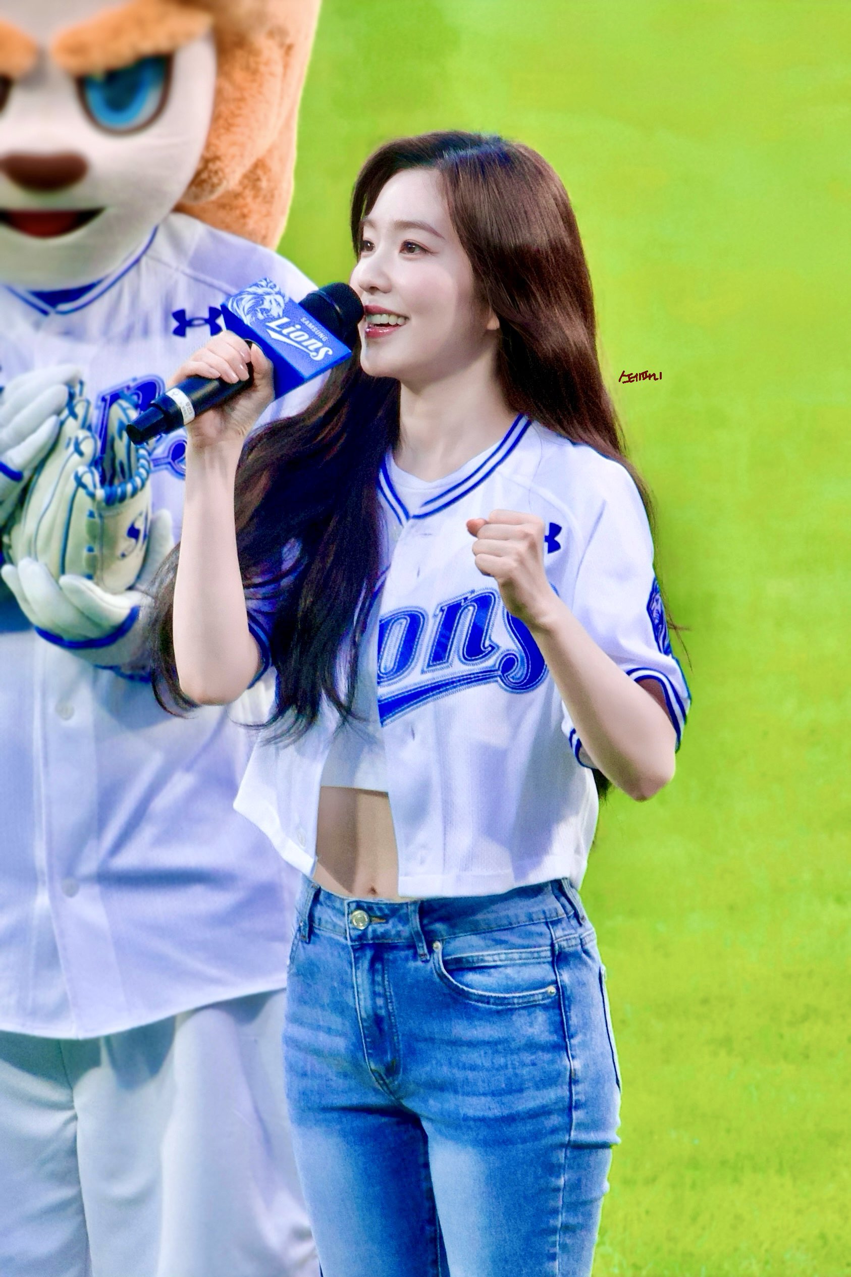 레드벨벳 아이린 삼성 시구 청바지 실룩이는 엉덩이 뒤태