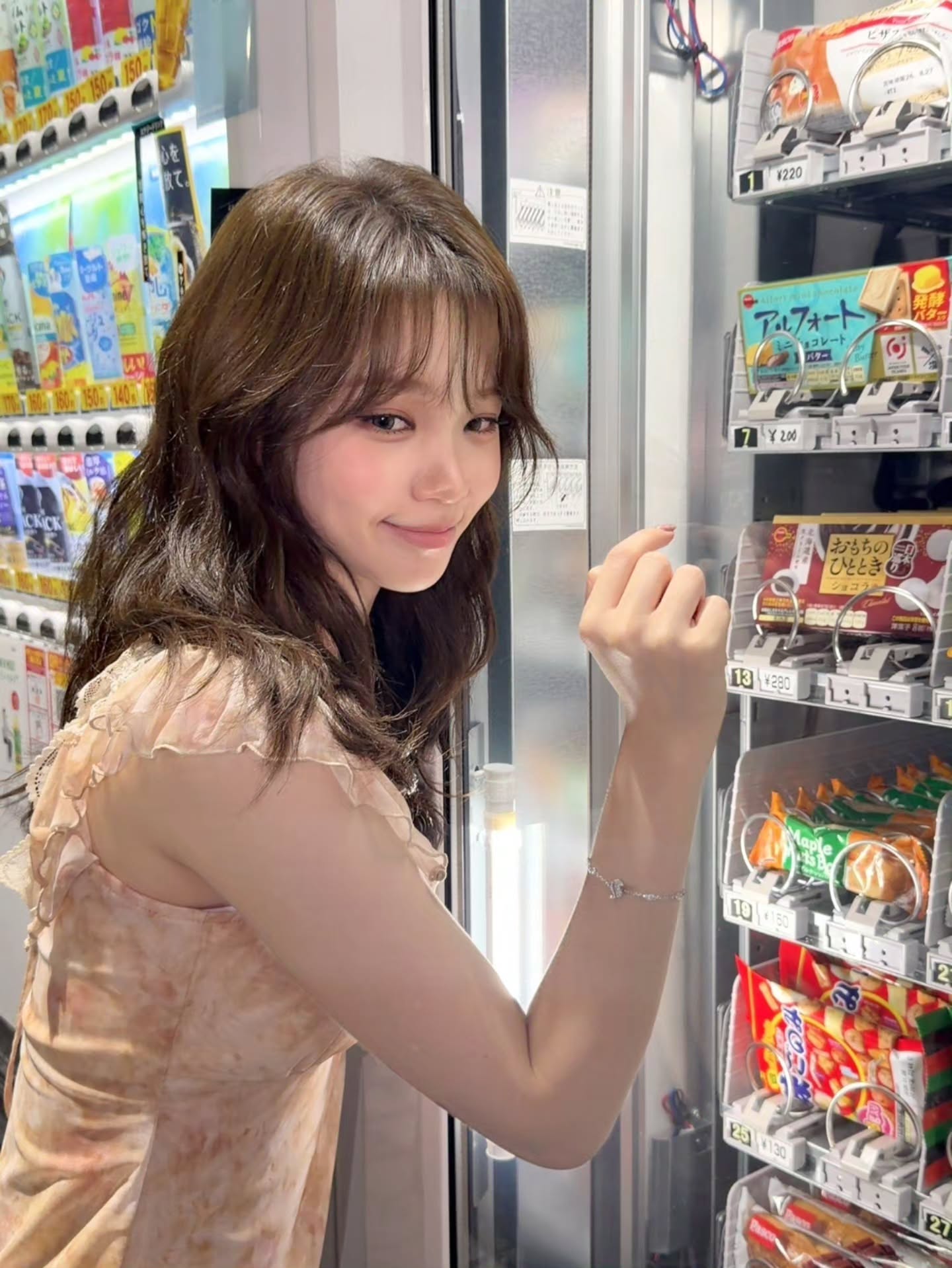 金彩元 日本旅行 花纹吊带衫 蓬松的胸口沟壑 信息素 - Instagram