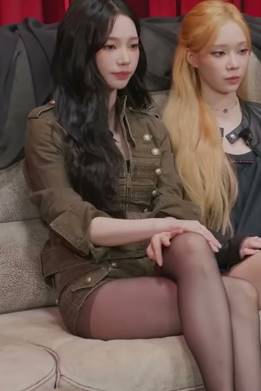 검스에 다리 꼬는 에스파 카리나 움짤