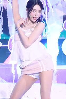 ITZY（있지）Yuna 动态GIF露出内搭的画面