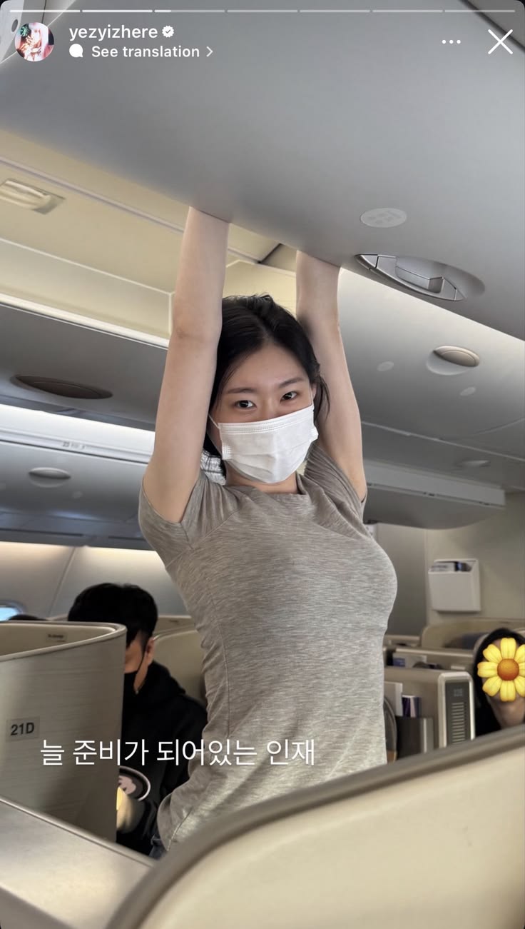ITZY Chaeryeong wearing a bra cup that’s always ready—bubbly gray T-shirt