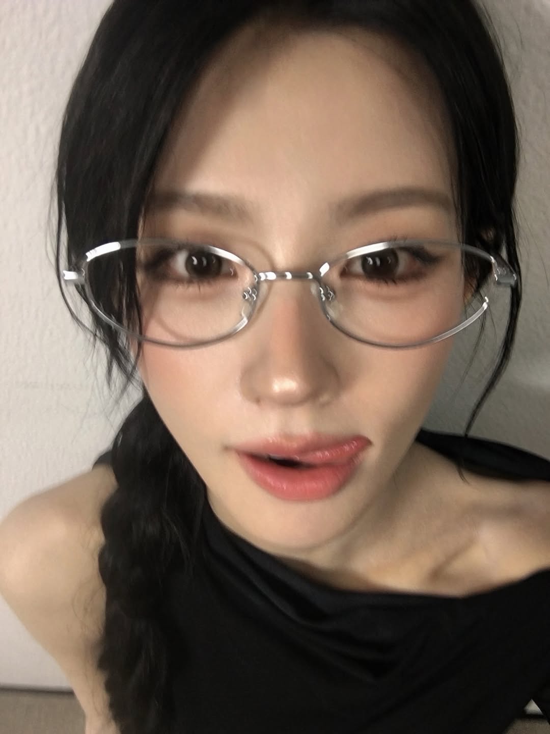 戴着眼镜伸舌头的米娅（Miuyeon）正面特写……从上方拍到的微微隆起的胸部