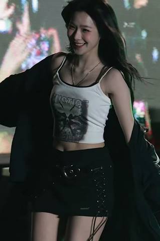 Running While Smiling Cropped Top Promis 9 Baek Ji-heon GIF