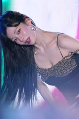 霍皮 红色嘴唇 fromis9 李彩英 GIF