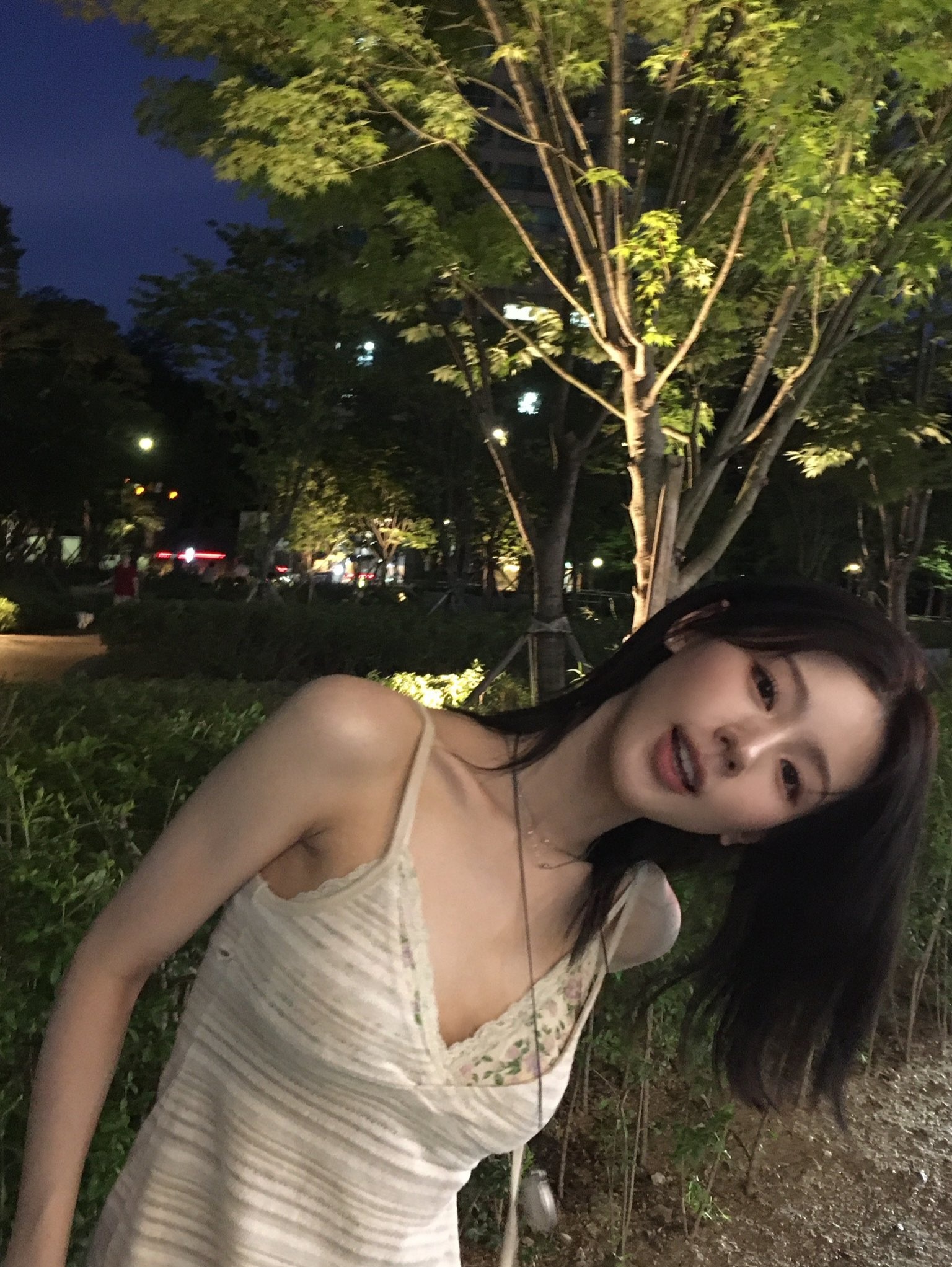 (G)I-DLE ミヨン クールな花柄キャミソール 脇のフェロモン スレンダーな体型