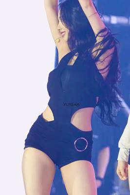 이제는 하체까지 독점하는 에스파 카리나 움짤