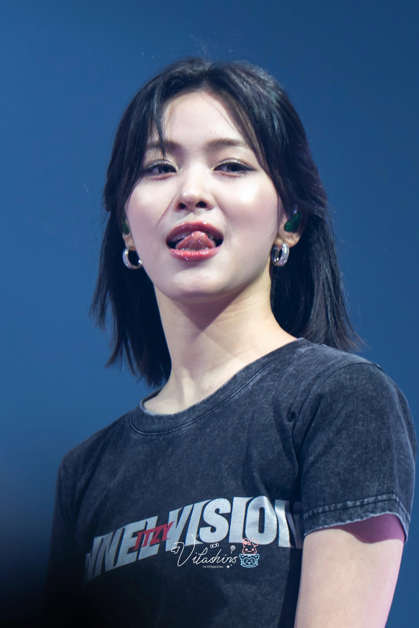 팬들의 복근 요청에 옆에 있는 유나 배를 냅다 까버리는 류진