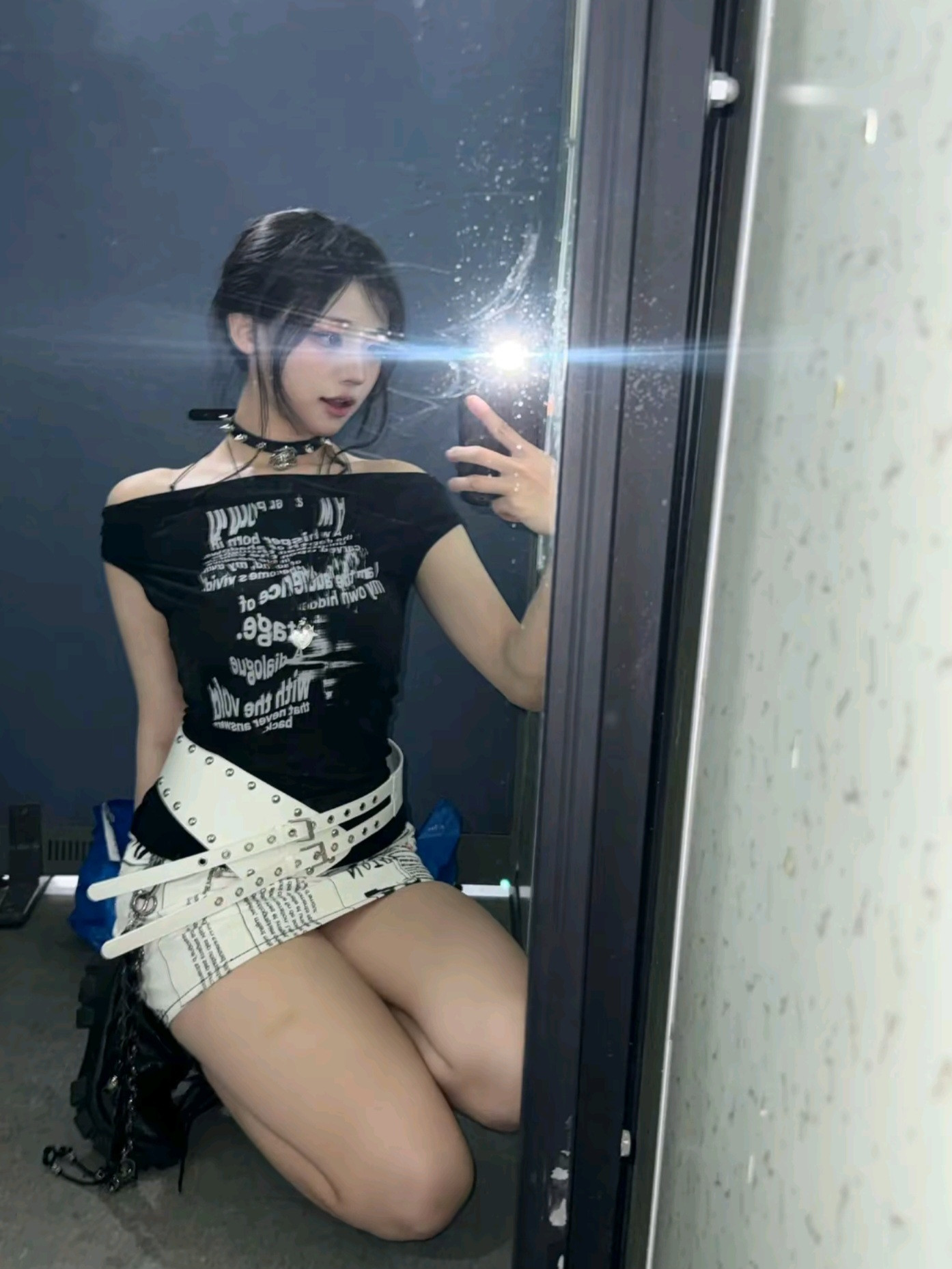 QWER 펜타포트 히나 거울셀카... 말려올라간 초미니 야벅지