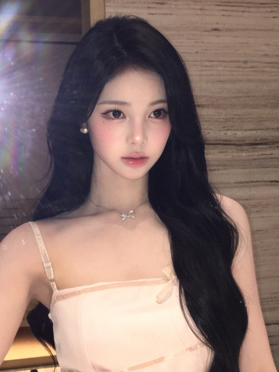 李安 Weverse 自拍...粉色蝴蝶结系带连衣裙，Yadang 的信息素