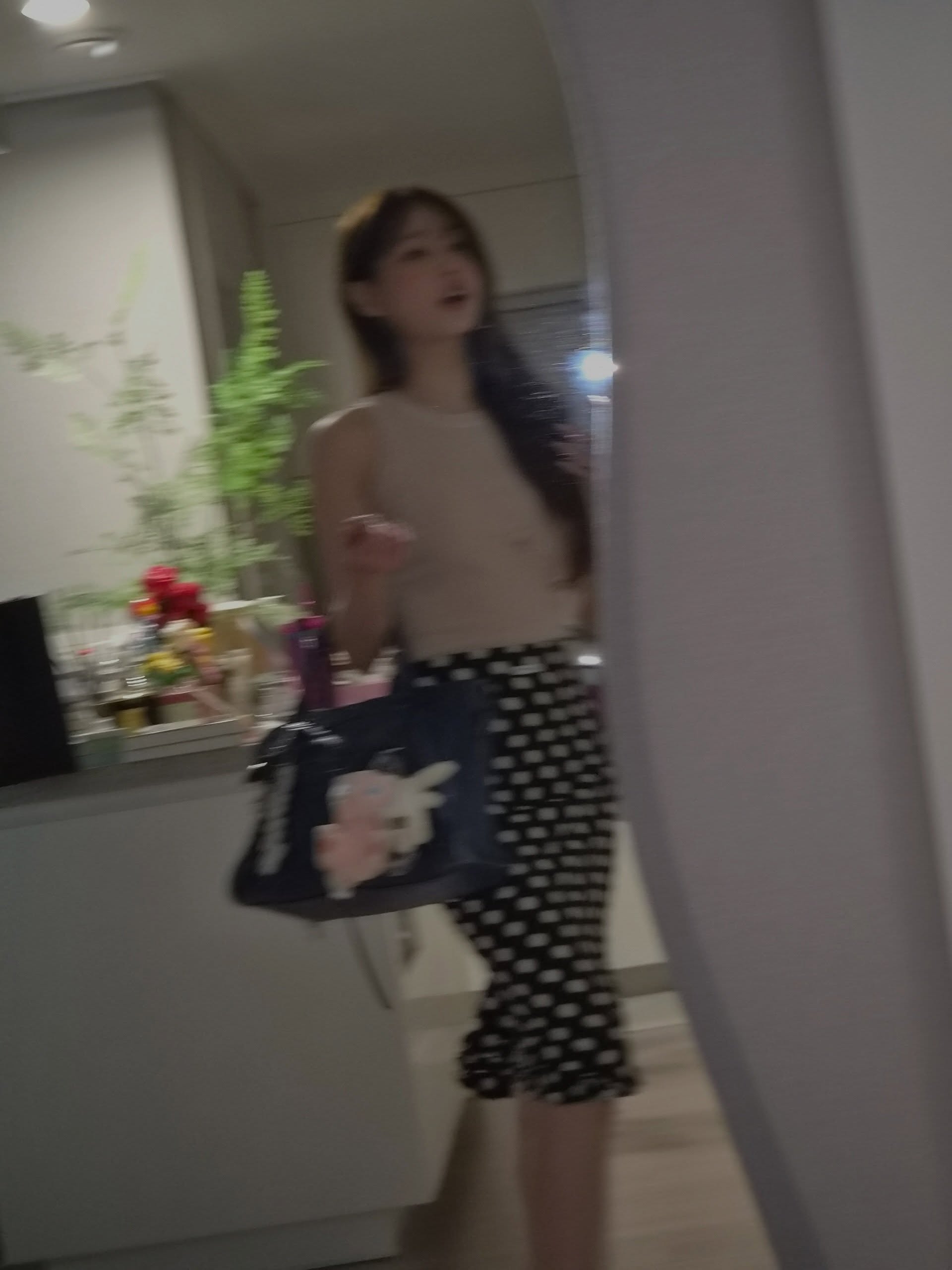 Chuu 条纹无袖信息素 + 黑色波点长裙 酒桶臀
