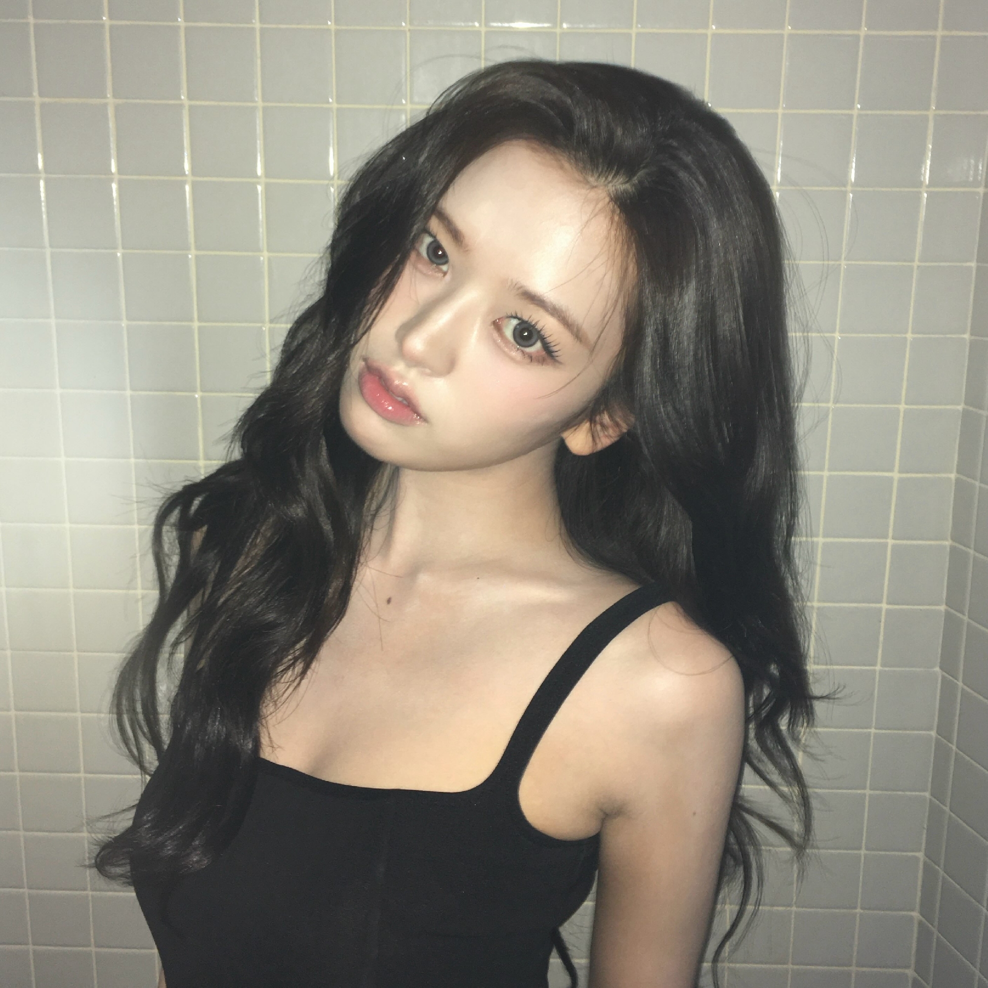 An Yujin Sound Check Gray Ultra-Mini Thighs Hips + Black Nasi Cleavage