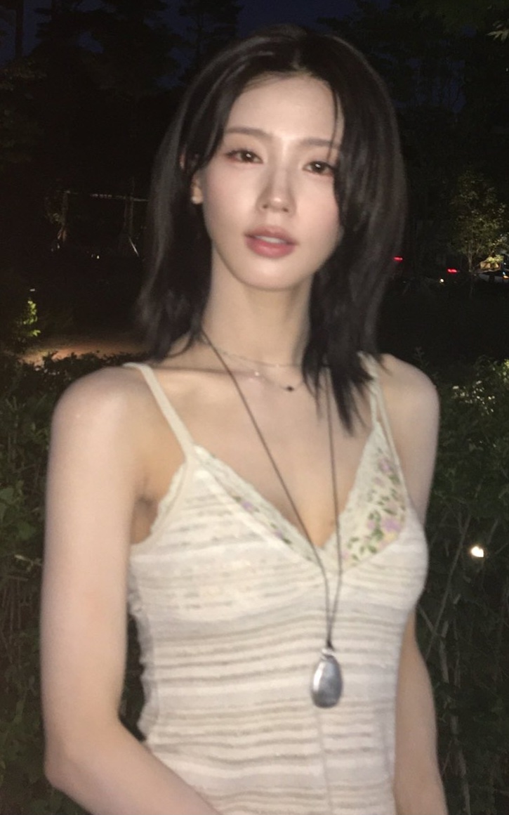 (G)I-DLE ミヨン クールな花柄キャミソール 脇のフェロモン スレンダーな体型