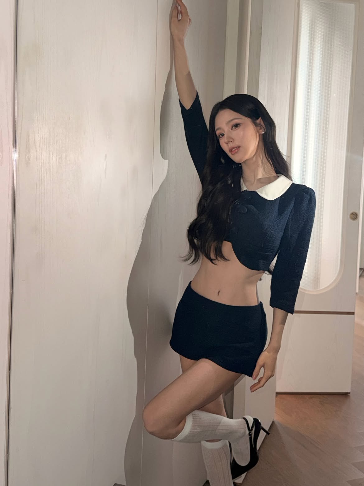 아이들 미연 남색 크롭 여성정장 잘록한 복부 배꼽 - 인스타
