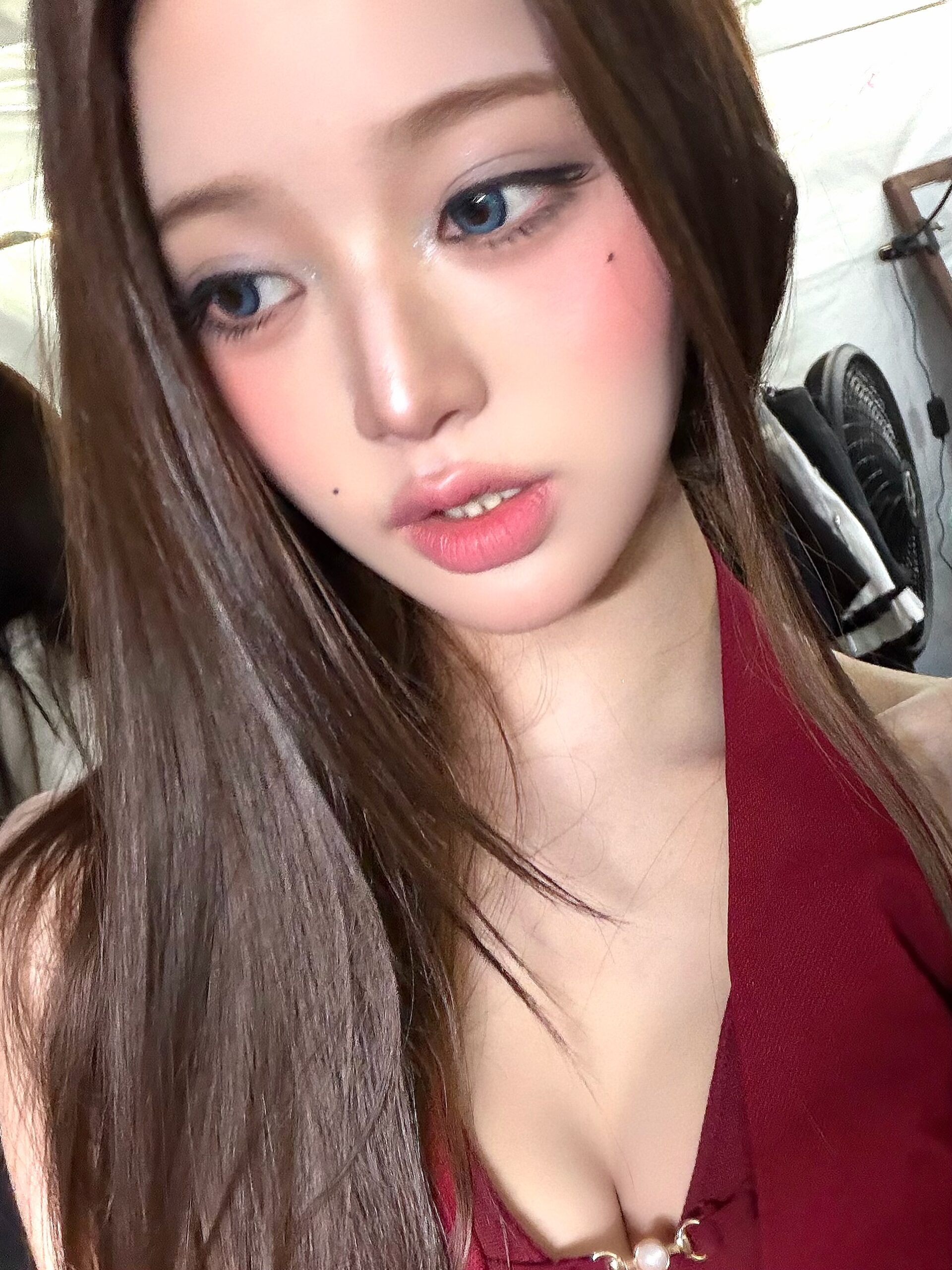IVE 张元英 红色皮革束身衣 撩人胸部线条吸睛 - Instagram