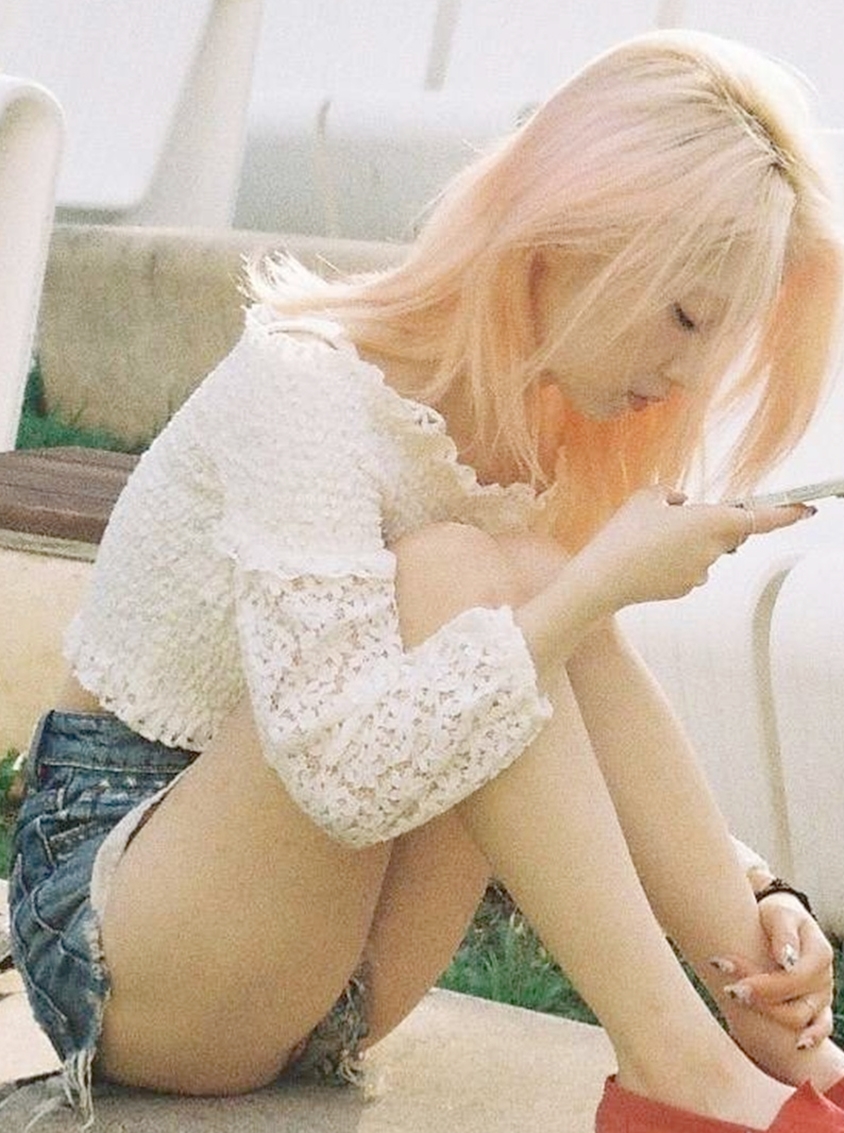 찢어진 청핫팬츠 입고 쪼그려 앉은 이달소 임여진 야벅지 1장